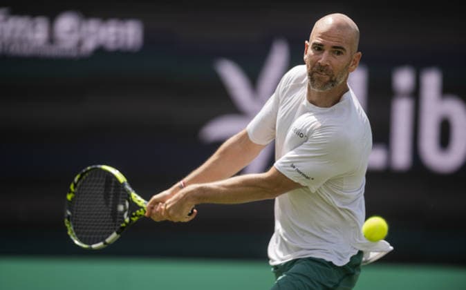 Libema Open Adrian Mannarino of France plays a backhand shot against Gabriel Diallo of Canada during their ATP, Tennis Herren Singles First Round match at the Libema Open at Autotron s-Hertogenbosch in s-Hertogenbosch, Netherlands, on June 9, 2026. S-Hertogenbosch Netherlands  Copyright: xAndyxAstfalckx originalFilename:astfalck-libemaop260609_npdBb.jpg