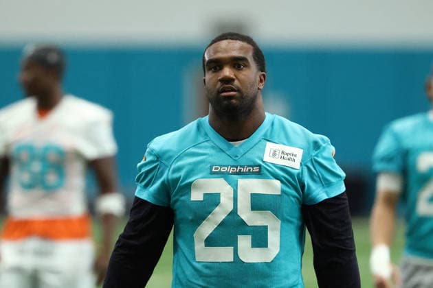 MIAMI GARDNES, FL - JUNE 09: Miami Dolphins linebacker Tyrel Dodson (25) warms up during the Miami Dolphins OTA on Tuesday, June 9, 2026 at Baptist Health Training Complexr in Miami Gardens, FL (Photo by Peter Joneleit Icon Sportswire) NFL, American Football Herren, USA JUN 09 Miami Dolphins OTA EDITORIAL USE ONLY Icon260609019