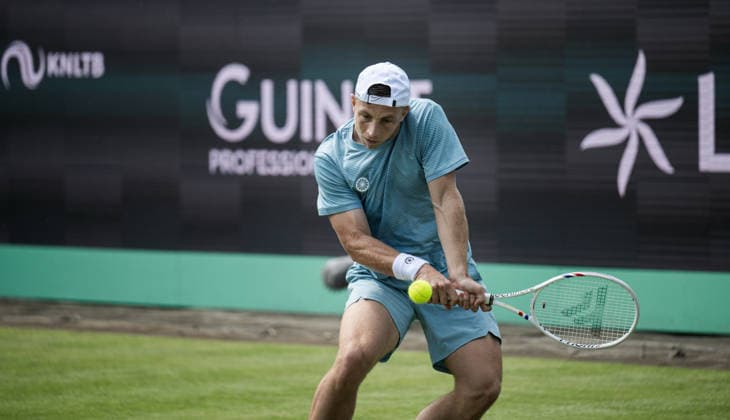 Libema Open Tallon Griekspoor of the Netherlands plays a backhand against Botic van de Zandschulp of the Netherlands during their ATP, Tennis Herren Singles First Round match at the Libema Open at Autotron s-Hertogenbosch in s-Hertogenbosch, Netherlands, on June 9, 2026. S-Hertogenbosch Netherlands  Copyright: xAndyxAstfalckx originalFilename:astfalck-libemaop260609_npGxw.jpg