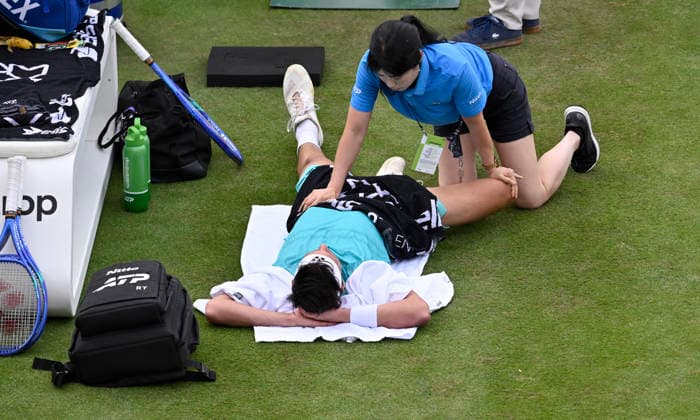 Daniel Altmaier (GER) verletzt Verletzung Behandlungspause Physio Physiotherapeutin Tennis Herren BOSS Open ATP, Tennis Herren 250 Stuttgart 2026 Weissenhof BOSS Open ATP 250 Stuttgart 2026 *** Daniel Altmaier GER injured Injury Treatment break Physio Physiotherapist Tennis Men BOSS Open ATP 250 Stuttgart 2026 Weissenhof BOSS Open ATP 250 Stuttgart 2026