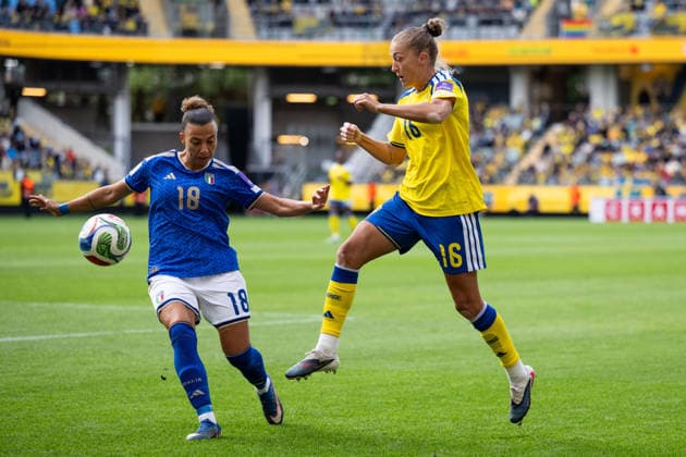 260609 Arianna Caruso of Italy and Filippa Angeldahl of Sweden during the FIFA Women s World Cup Qualifier football match between Sweden and Italy on June 9, 2026 in Gothenburg Photo Carl Sandin BILDBYRAN code CS CS0935 fotboll football soccer fotball vm kval kval fifa womens world cup qualifier qualifier sverige sweden italien italy dam bbeng  Copyright: CARLxSANDIN BB260609CS009
