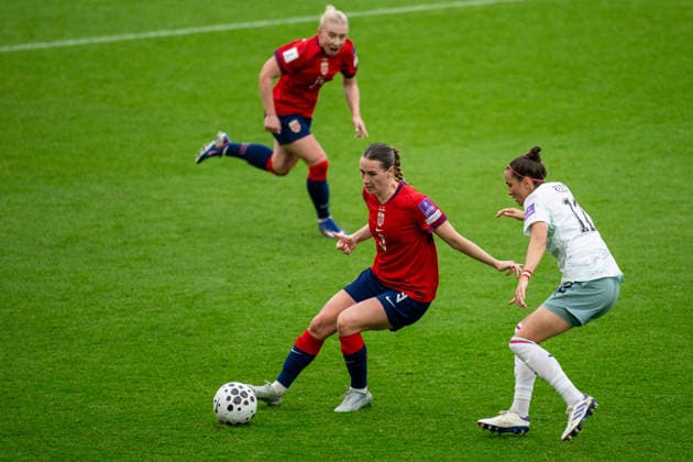 260609 Elisabeth Terland of Norway and Jennifer Klein of Austria during the FIFA Women s World Cup Qualifier football match between Norway and Austria on June 9, 2026 in Oslo Photo Jon Olav Nesvold BILDBYRAN COP 217 MM0070 bbeng fotball soccer football fotboll fifa world cup qualifiers vm kvalifisering kvinner vm kvalik landskamp dam norge norway austria osterrike  Copyright: JONxOLAVxNESVOLD BB260609JE027