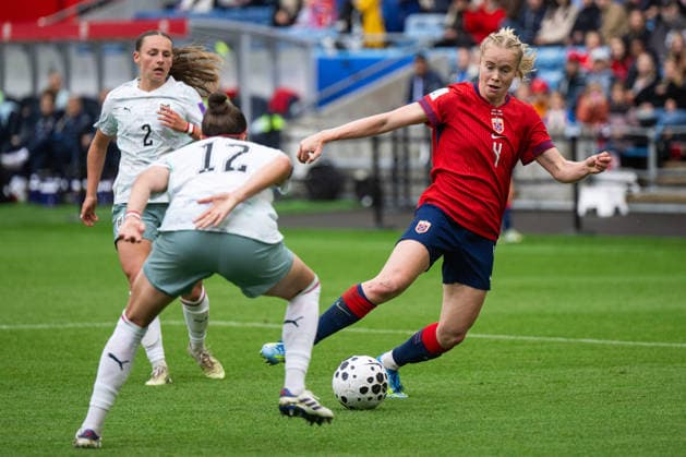 260609 Jennifer Klein of Austria and Julie Blakstad of Norway during the FIFA Women s World Cup Qualifier football match between Norway and Austria on June 9, 2026 in Oslo Photo Jon Olav Nesvold BILDBYRAN COP 217 MM0070 bbeng fotball soccer football fotboll fifa world cup qualifiers vm kvalifisering kvinner vm kvalik landskamp dam norge norway austria osterrike  Copyright: JONxOLAVxNESVOLD BB260609JE029