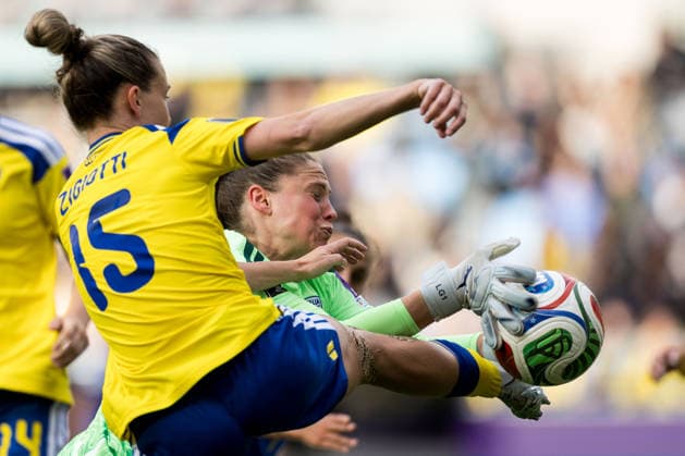 260609 Goalkeeper Laura Giuliani of Italy and Julia Zigiotti Olme of Sweden during the FIFA Women s World Cup Qualifier football match between Sweden and Italy on June 9, 2026 in Gothenburg Photo Michael Erichsen BILDBYRAN COP 89 CS0935 fotboll football soccer fotball vm kval kval fifa womens world cup qualifier qualifier sverige sweden italien italy dam bbeng  Copyright: MICHAELxERICHSEN BB260609MI026