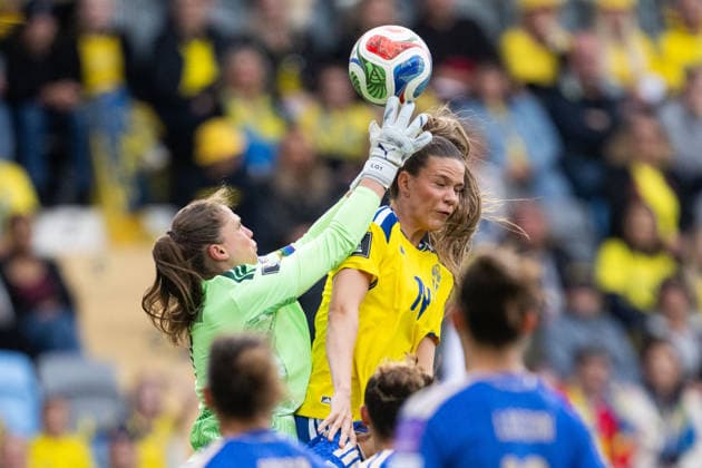 260609 Goalkeeper Laura Giuliani of Italy and Bella Andersson of Sweden during the FIFA Women s World Cup Qualifier football match between Sweden and Italy on June 9, 2026 in Gothenburg Photo Carl Sandin BILDBYRAN code CS CS0935 fotboll football soccer fotball vm kval kval fifa womens world cup qualifier qualifier sverige sweden italien italy dam bbeng  Copyright: CARLxSANDIN BB260609CS010