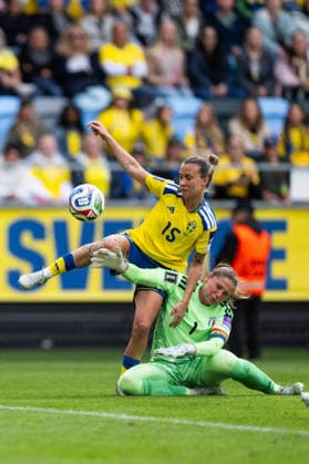 260609 Julia Zigiotti Olme of Sweden and goalkeeper Laura Giuliani of Italy during the FIFA Women s World Cup Qualifier football match between Sweden and Italy on June 9, 2026 in Gothenburg Photo Carl Sandin BILDBYRAN code CS CS0935 fotboll football soccer fotball vm kval kval fifa womens world cup qualifier qualifier sverige sweden italien italy dam bbeng  Copyright: CARLxSANDIN BB260609CS011