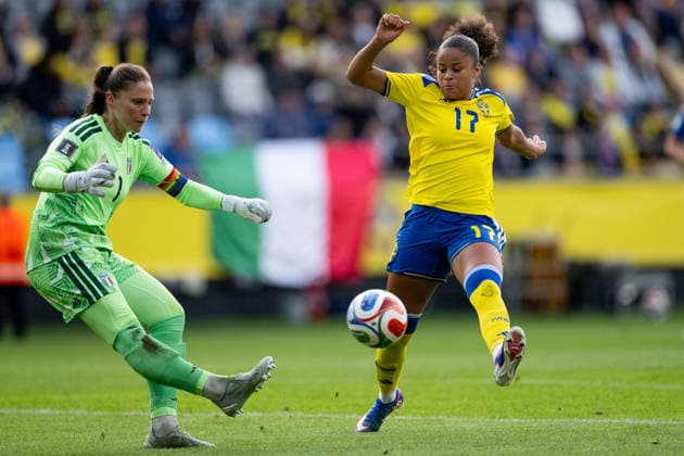 260609 Goalkeeper Laura Giuliani of Italy and Felicia Schröder of Sweden during the FIFA Women s World Cup Qualifier football match between Sweden and Italy on June 9, 2026 in Gothenburg Photo Carl Sandin BILDBYRAN code CS CS0935 fotboll football soccer fotball vm kval kval fifa womens world cup qualifier qualifier sverige sweden italien italy dam bbeng  Copyright: CARLxSANDIN BB260609CS016