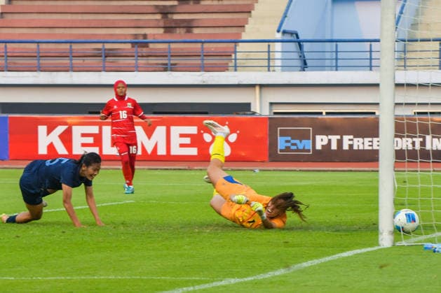 Indonesia v Cambodia - FIFA Women s International Friendly, Länderspiel, Nationalmannschaft Cambodian Women s national team, Nationalteam footballer Chhit Sapheourn (left) scores a goal against the Indonesian Women s National Team during a FIFA Women s Match Day 2026 at Arcamanik Stadium in Bandung, West Java, Indonesia, on June 9, 2026. The match ends in a 1-1 draw. BANDUNG West Java Indonesia  Copyright: xKhairizalxMarisx originalFilename:maris-fifawome260609_np1Ud.jpg