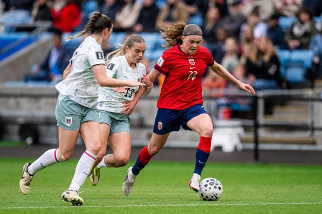 260609 Claudia Wenger, Louise Schöffel of Austria and Signe Gaupset of Norway during the FIFA Women s World Cup Qualifier football match between Norway and Austria on June 9, 2026 in Oslo Photo Jon Olav Nesvold BILDBYRAN COP 217 MM0070 bbeng fotball soccer football fotboll fifa world cup qualifiers vm kvalifisering kvinner vm kvalik landskamp dam norge norway austria osterrike  Copyright: JONxOLAVxNESVOLD BB260609JE035