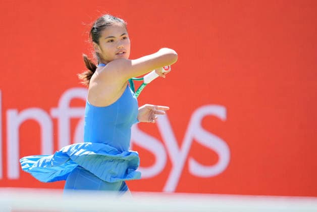 HSBC Championships - Day Two Emma Raducanu competes during her Round of 32 match at The HSBC Championships 2026 Women s tennis tournament at The Queen s Club in London, England, on June 9, 2026. London Greater London United Kingdom  Copyright: xOwenxHammondx originalFilename:hammond-thehsbcc260609_npHzc.jpg