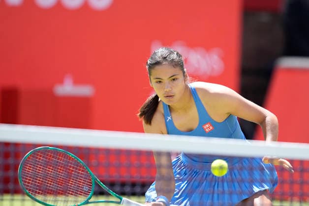 HSBC Championships - Day Two Emma Raducanu competes during her Round of 32 match at The HSBC Championships 2026 Women s tennis tournament at The Queen s Club in London, England, on June 9, 2026. London Greater London United Kingdom  Copyright: xOwenxHammondx originalFilename:hammond-thehsbcc260609_npO1k.jpg