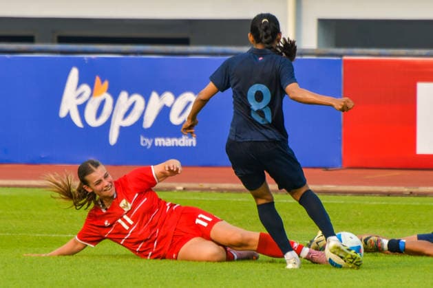 Indonesia v Cambodia - FIFA Women s International Friendly, Länderspiel, Nationalmannschaft Indonesian Women s national team, Nationalteam footballer Isabelle Nottet (left) attempts to take the ball from Cambodian Women s National Team footballer Ti Samnang (right) during the 2026 FIFA Women s Match Day at Arcamanik Stadium in Bandung, West Java, Indonesia, on June 9, 2026. The match ends in a 1-1 draw. BANDUNG West Java Indonesia  Copyright: xKhairizalxMarisx originalFilename:maris-fifawome260609_npSP8.jpg