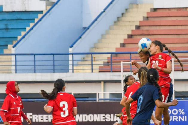 Indonesia v Cambodia - FIFA Women s International Friendly, Länderspiel, Nationalmannschaft Indonesian Women s national team, Nationalteam footballer Katarina Matilda Putri Stalin (right) heads the ball during the match against the Cambodian Women s National Team on FIFA Women s Match Day 2026 at Arcamanik Stadium in Bandung, West Java, Indonesia, on June 9, 2026. The match ends in a 1-1 draw. BANDUNG West Java Indonesia  Copyright: xKhairizalxMarisx originalFilename:maris-fifawome260609_npqxb.jpg