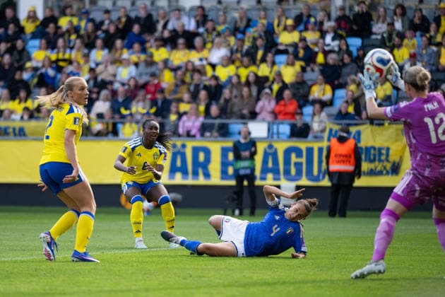 260609 Federica D Auria of Italy scores 0 1 behind Smilla Holmberg, Monica Jusu Bah and goalkeeper Jennifer Falk of Sweden during the FIFA Women s World Cup Qualifier football match between Sweden and Italy on June 9, 2026 in Gothenburg Photo Mathias Bergeld BILDBYRAN kod MB CS0935 fotboll football soccer fotball vm kval kval fifa womens world cup qualifier qualifier sverige sweden italien italy dam bbeng  Copyright: MATHIASxBERGELD BB260609MB047