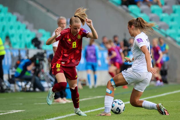 Ljubljana, Slovenia 09 06 2026 International womens World Cup qualifier Slovenia vs Germany In the picture from left Vivien Endemann Germany and Tinkara Testen Slovenia Copyright: HMBxMedia MadeleinexFantini