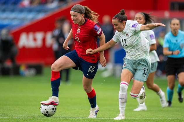 260609 Signe Gaupset of Norway and Jennifer Klein of Austria during the FIFA Women s World Cup Qualifier football match between Norway and Austria on June 9, 2026 in Oslo Photo Jon Olav Nesvold BILDBYRAN COP 217 MM0070 bbeng fotball soccer football fotboll fifa world cup qualifiers vm kvalifisering kvinner vm kvalik landskamp dam norge norway austria osterrike  Copyright: JONxOLAVxNESVOLD BB260609JE038
