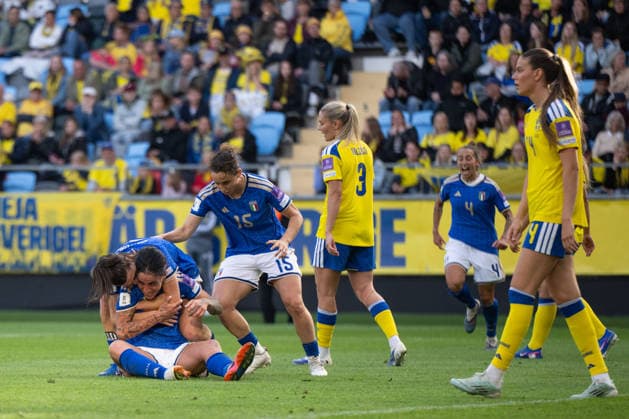 260609 Martina Piemonte of Italy celebrates with team mates and Amanda NildÃ n and Bella Andersson of Sweden look dejected after 0 2 during the FIFA Women s World Cup Qualifier football match between Sweden and Italy on June 9, 2026 in Gothenburg Photo Mathias Bergeld BILDBYRAN kod MB CS0935 fotboll football soccer fotball vm kval kval fifa womens world cup qualifier qualifier sverige sweden italien italy dam bbeng depp jubel  Copyright: MATHIASxBERGELD BB260609MB055