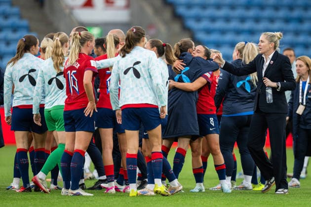 260609 Head coach Gemma Grainger of Norway together with the players after the FIFA Women s World Cup Qualifier football match between Norway and Austria on June 9, 2026 in Oslo Photo Jon Olav Nesvold BILDBYRAN COP 217 MM0070 bbeng fotball soccer football fotboll fifa world cup qualifiers vm kvalifisering kvinner vm kvalik landskamp dam norge norway austria osterrike  Copyright: JONxOLAVxNESVOLD BB260609JE040