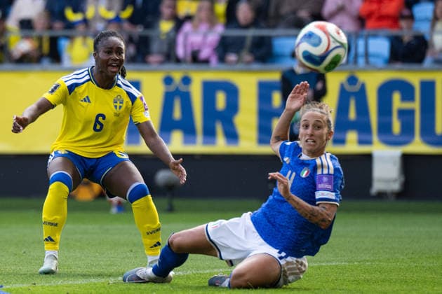 260609 Federica D Auria of Italy scores 0 1 behind Monica Jusu Bah of Sweden during the FIFA Women s World Cup Qualifier football match between Sweden and Italy on June 9, 2026 in Gothenburg Photo Mathias Bergeld BILDBYRAN kod MB CS0935 fotboll football soccer fotball vm kval kval fifa womens world cup qualifier qualifier sverige sweden italien italy dam bbeng  Copyright: MATHIASxBERGELD BB260609MB057