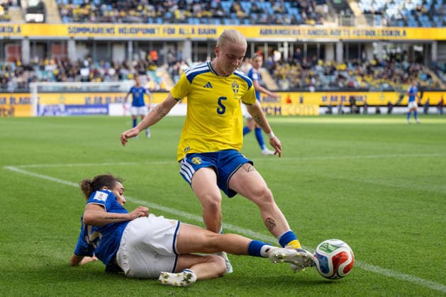 260609 Benedetta Glionna of Italy and Anna Sandberg of Sweden during the FIFA Women s World Cup Qualifier football match between Sweden and Italy on June 9, 2026 in Gothenburg Photo Mathias Bergeld BILDBYRAN code MB CS0935 fotboll football soccer fotball vm kval kval fifa womens world cup qualifier qualifier sverige sweden italien italy dam bbeng  Copyright: MATHIASxBERGELD BB260609MB060