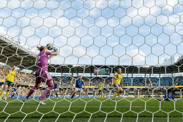 260609 Federica D Auria of Italy scores 0 1 behind goalkeeper Jennifer Falk of Sweden during the FIFA Women s World Cup Qualifier football match between Sweden and Italy on June 9, 2026 in Gothenburg Photo Michael Erichsen BILDBYRAN COP 89 CS0935 fotboll football soccer fotball vm kval kval fifa womens world cup qualifier qualifier sverige sweden italien italy dam bbeng  Copyright: MICHAELxERICHSEN BB260609MI035