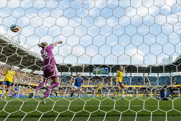 260609 Federica D Auria of Italy scores 0 1 behind goalkeeper Jennifer Falk of Sweden during the FIFA Women s World Cup Qualifier football match between Sweden and Italy on June 9, 2026 in Gothenburg Photo Michael Erichsen BILDBYRAN COP 89 CS0935 fotboll football soccer fotball vm kval kval fifa womens world cup qualifier qualifier sverige sweden italien italy dam bbeng  Copyright: MICHAELxERICHSEN BB260609MI036