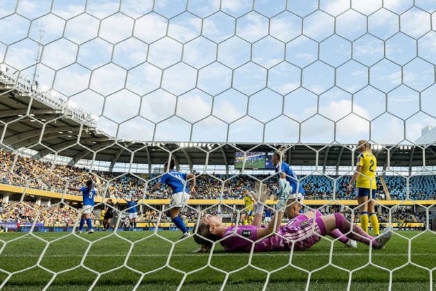 260609 Federica D Auria of Italy celebrates and goalkeeper Jennifer Falk of Sweden looks dejected after 0 1 during the FIFA Women s World Cup Qualifier football match between Sweden and Italy on June 9, 2026 in Gothenburg Photo Michael Erichsen BILDBYRAN COP 89 CS0935 fotboll football soccer fotball vm kval kval fifa womens world cup qualifier qualifier sverige sweden italien italy dam bbeng jubel depp  Copyright: MICHAELxERICHSEN BB260609MI038