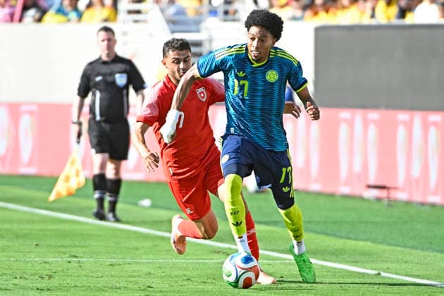 RECORD DATE NOT STATED 7th June, 2026; Snapdragon Stadium, San Diego, California, United States of America; International Friendly, Länderspiel, Nationalmannschaft Football, Colombia versus Jordan; Johan Mojica of Colombia battles for possession ball with Mohammad Abu Zrayq of Jordan JulianxMedina DiaEsportivo