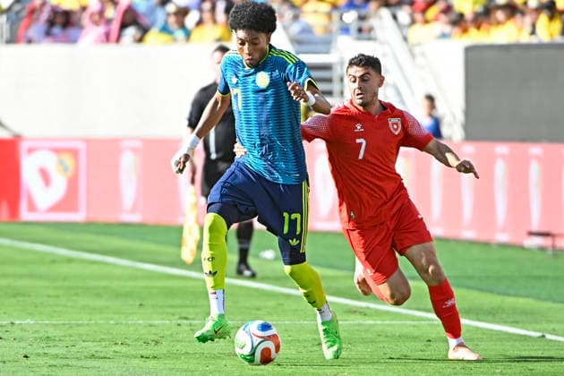 RECORD DATE NOT STATED 7th June, 2026; Snapdragon Stadium, San Diego, California, United States of America; International Friendly, Länderspiel, Nationalmannschaft Football, Colombia versus Jordan; Johan Mojica of Colombia battles for possession ball with Mohammad Abu Zrayq of Jordan JulianxMedina DiaEsportivo