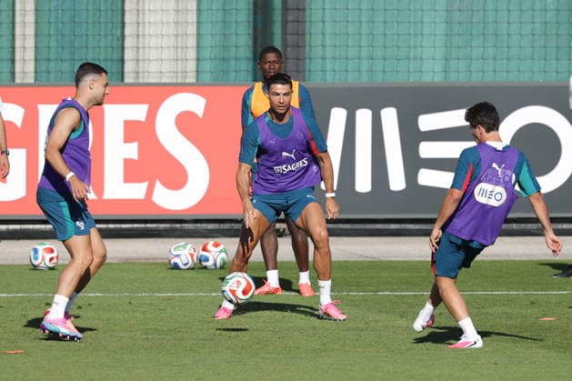 Training of the Portuguese national football team in the football city of Oeiras Portugal, June 9, 2026, in Alges, Portugal Diogo Dalot Portugal ,5 , Cristiano Ronaldo Portugal ,7 , Nuno Mendes Portugal ,25 , Joao Neves Portugal ,15 Copyright: HMBxMedia FernandoxSoares