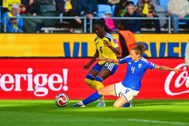 Gamla Ullevi GOTHENBURG, SWEDEN - JUNE 9: Elisabetta Oliviero of Italy and Monica Jusu Bah of Sweden in a battle for the ball during the World Cup 2027 qualifier match between Sweden and Italy at Gamla Ullevi on June 9, 2026 in Gothengurg, Sweden. (Peter Sonander SPP)  Copyright: xPeterxSonander SPPx Sportspressphoto_SPR164053