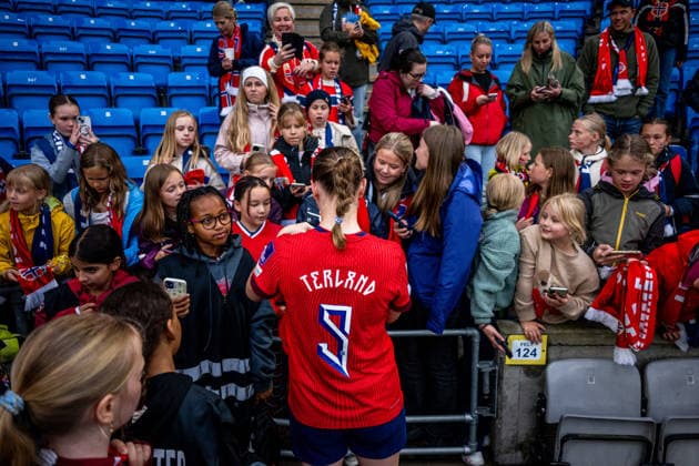 260609 Cathinka Tandberg of Norway with fans after the FIFA Women s World Cup Qualifier football match between Norway and Austria on June 9, 2026 in Oslo Photo Marius Simensen BILDBYRAN COP 238 MM0070 bbeng fotball soccer football fotboll fifa world cup qualifiers vm kvalifisering kvinner vm kvalik landskamp dam norge norway austria osterrike  Copyright: MARIUSxSIMENSEN BB260609BB596