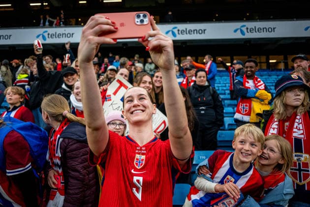 260609 Cathinka Tandberg of Norway with fans after the FIFA Women s World Cup Qualifier football match between Norway and Austria on June 9, 2026 in Oslo Photo Marius Simensen BILDBYRAN COP 238 MM0070 bbeng fotball soccer football fotboll fifa world cup qualifiers vm kvalifisering kvinner vm kvalik landskamp dam norge norway austria osterrike  Copyright: MARIUSxSIMENSEN BB260609BB600