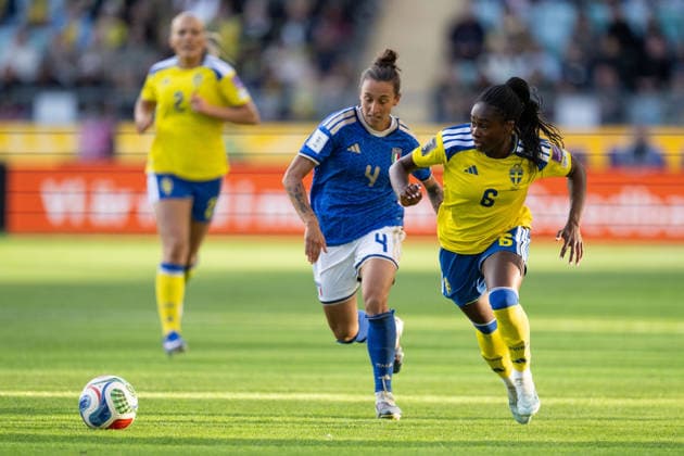 260609 Federica D Auria of Italy and Monica Jusu Bah of Sweden during the FIFA Women s World Cup Qualifier football match between Sweden and Italy on June 9, 2026 in Gothenburg Photo Carl Sandin BILDBYRAN code CS CS0935 fotboll football soccer fotball vm kval kval fifa womens world cup qualifier qualifier sverige sweden italien italy dam bbeng  Copyright: CARLxSANDIN BB260609CS027
