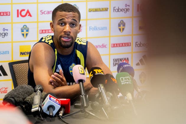 260609 Isak Hien of the Swedish men s national football team in the mixed zone after a training session during day 2 of the FIFA World Cup 2026 on June 9, 2026 in Dallas Photo Petter Arvidson BILDBYRAN kod PA PA1226 fotboll football soccer fotball vm fotbolls vm fotball vm fotbolls vm 2026 fifa world cup 2026 mixed zone sverige sweden sverige a day 2 bbeng  Copyright: PETTERxARVIDSON BB260609PA121