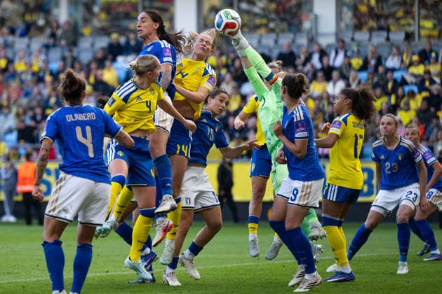 260609 Martina Piemonte and goalkeeper Laura Giuliani of Italy against Hanna Lundkvist ans Bella Andersson of Sweden during the FIFA Women s World Cup Qualifier football match between Sweden and Italy on June 9, 2026 in Gothenburg Photo Mathias Bergeld BILDBYRAN kod MB CS0935 fotboll football soccer fotball vm kval kval fifa womens world cup qualifier qualifier sverige sweden italien italy dam bbeng  Copyright: MATHIASxBERGELD BB260609MB067
