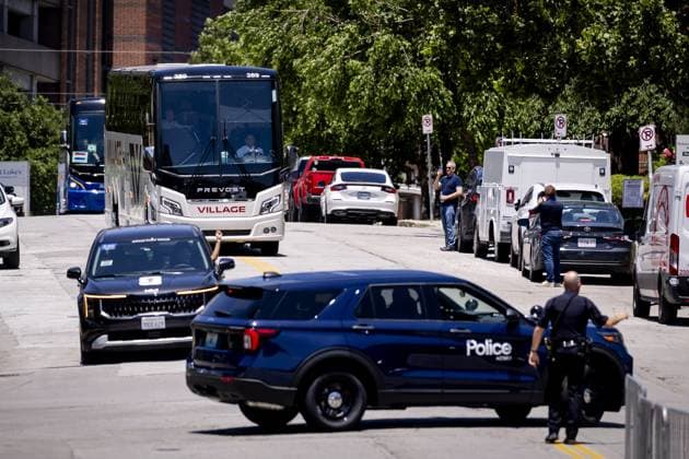 KANSAS - Team buses arrive at the Cascade Hotel on June 9, 2026, in Kansas City. The Dutch national team, Nationalteam is preparing for the 2026 World Cup. ROBIN VAN LONKHUIJSEN ANP xVIxANPxSportx xxANPxIVx 560589147 originalFilename: 560589147.jpg