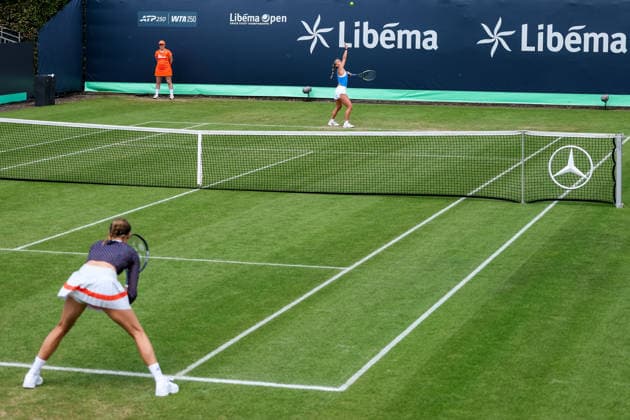ROSMALEN, NETHERLANDS - JUNE 9: Sara Bejlek of the Czech Republic serves in her Women s Singles First Round match against Dayana Yastremska of Ukraine during Day 2 of the Libema Open Grass Court Championships at the Autotron on June 9, 2026 in Rosmalen, Netherlands.  Copyright: xRenexNijhuis MBxMediax