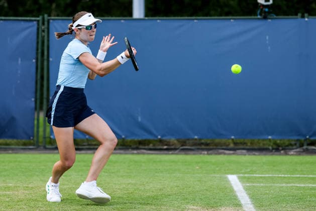 ROSMALEN, NETHERLANDS - JUNE 9: Katie Volynets of the United States plays a forehand in her Women s Singles First Round match against Zeynep Sonmez of Turkiye during Day 2 of the Libema Open Grass Court Championships at the Autotron on June 9, 2026 in Rosmalen, Netherlands.  Copyright: xRenexNijhuis MBxMediax