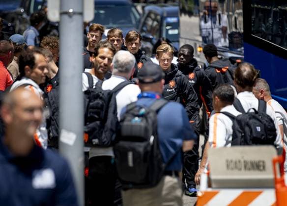 KANSAS - Netherlands goalkeeper Robin Roefs, Micky van de Ven or the Netherlands, Marten de Roon or the Netherlands, Frenkie de Jong or the Netherlands, and Brian Brobbey or the Netherlands arrive at the Cascade Hotel on June 9, 2026, in Kansas City. The Dutch national team, Nationalteam is preparing for the 2026 World Cup. KOEN VAN WEEL ANP xVIxANPxSportx xxANPxIVx 560589565 originalFilename: 560589565.jpg