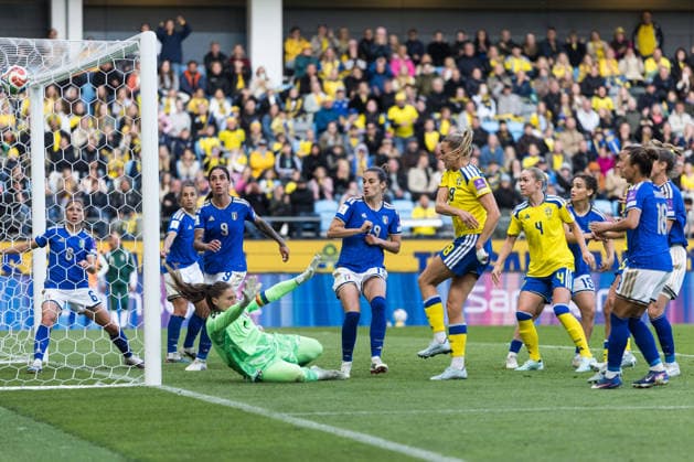 260609 Fridolina Rolfö of Sweden scores 2 2 behind goalkeeper Laura Giuliani of Italy during the FIFA Women s World Cup Qualifier football match between Sweden and Italy on June 9, 2026 in Gothenburg Photo Michael Erichsen BILDBYRAN COP 89 CS0935 fotboll football soccer fotball vm kval kval fifa womens world cup qualifier qualifier sverige sweden italien italy dam bbeng  Copyright: MICHAELxERICHSEN BB260609MI049