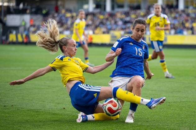 260609 Matilda Vinberg of Sweden and Benedetta Glionna of Italy during the FIFA Women s World Cup Qualifier football match between Sweden and Italy on June 9, 2026 in Gothenburg Photo Mathias Bergeld BILDBYRAN code MB CS0935 fotboll football soccer fotball vm kval kval fifa womens world cup qualifier qualifier sverige sweden italien italy dam bbeng  Copyright: MATHIASxBERGELD BB260609MB084