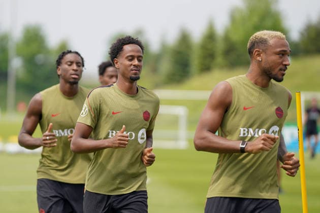 Canada Training Day - 2026 FIFA World Cup, WM, Weltmeisterschaft, Fussball Ali AHMED 20 of Canada and Derek CORNELIUS 13 of Canada national football team warms-up during the training day, ahead the 2026 FIFA World Cup Group B match against Bosnia and Herzegovina at TorontoFC Training Ground. on June 9, 2026 in Toronto, Canada. (Photo by Leonardo Ramirez Eyepix Group) Copyright: xLeonardoxRamirezx xEyepixxGroupx LR09062026-00096
