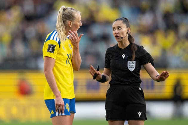 260609 Stina Blackstenius of Sweden and referee Iuliana Demetrescu during the FIFA Women s World Cup Qualifier football match between Sweden and Italy on June 9, 2026 in Gothenburg Photo Mathias Bergeld BILDBYRAN kod MB CS0935 fotboll football soccer fotball vm kval kval fifa womens world cup qualifier qualifier sverige sweden italien italy dam bbeng  Copyright: MATHIASxBERGELD BB260609MB085