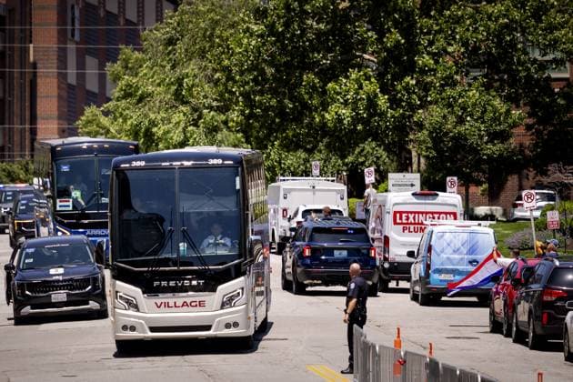 KANSAS - Team buses arrive at the Cascade Hotel on June 9, 2026, in Kansas City. The Dutch national team, Nationalteam is preparing for the 2026 World Cup. ROBIN VAN LONKHUIJSEN ANP xVIxANPxSportx xxANPxIVx 560589904 originalFilename: 560589904.jpg