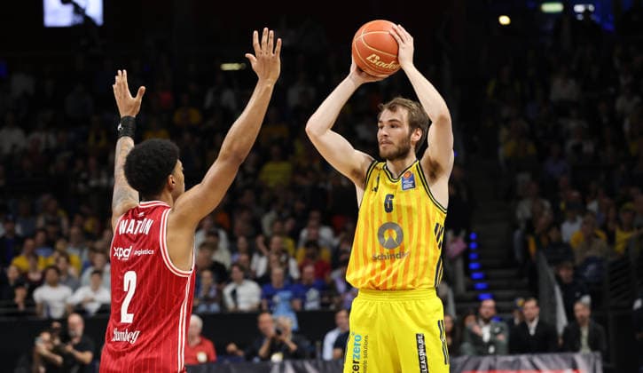 Ibrahim Watson, Malte Delow on the ball duel Game scene Action Sport Basketball BBL Bundesliga Mens Play Off Semi-Final 5 Game Season 2025 2026 09 06 2026 ALBA Berlin vs BMA365 Bamberg Baskets