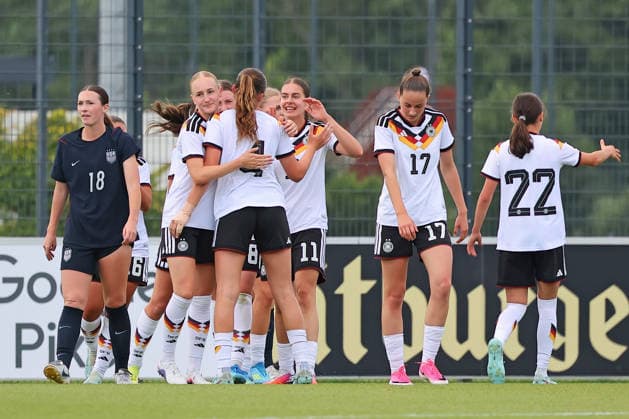 Frankfurt, Germany 09 June 2026 U19 Womens National Team 2026 Test Match Germany v USA In the picture The German team celebrates with goal scorer Lina Szaraz Germany 3 v li on the goal to 1 0 DFL DFB regulations prohibit any use of photographs as image sequences and or quasi video DFB Campus Hessen Copyright: xFotostandx xRacochax