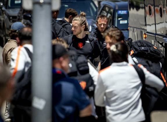 KANSAS - Wout Weghorst or the Netherlands, and Netherlands goalkeeper Mark Flekken arrive at the Cascade Hotel on June 9, 2026, in Kansas City. The Dutch national team, Nationalteam is preparing for the 2026 World Cup. KOEN VAN WEEL ANP xVIxANPxSportx xxANPxIVx 560589995 originalFilename: 560589995.jpg