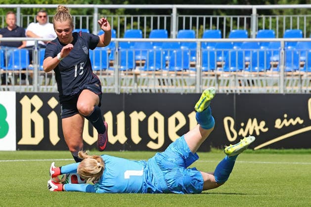 Frankfurt, Germany 09 June 2026 U19 Womens National Team 2026 Test Match Germany vs USA Pictured Maddie Padelski USA vs Goalkeeper Janne Krumme Germany DFL DFB regulations prohibit any use of photographs as image sequences and or quasi video DFB Campus Hessen Copyright: xFotostandx xRacochax