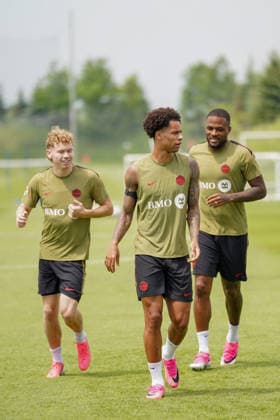 June 9, 2026, Toronto, Ciudad de Mexico, Canada: Jacob SHAFFELBURG 14, Tajon BUCHANAN 17 and Cyle LARIN 09 of Canada national football team warms-up during the training day, ahead the 2026 FIFA World Cup, WM, Weltmeisterschaft, Fussball Group B match against Bosnia and Herzegovina at TorontoFC Training Ground. on June 9, 2026 in Toronto, Canada. Toronto Canada - ZUMAe321 20260609_zsa_e321_015 Copyright: xLeonardoxRamirezx
